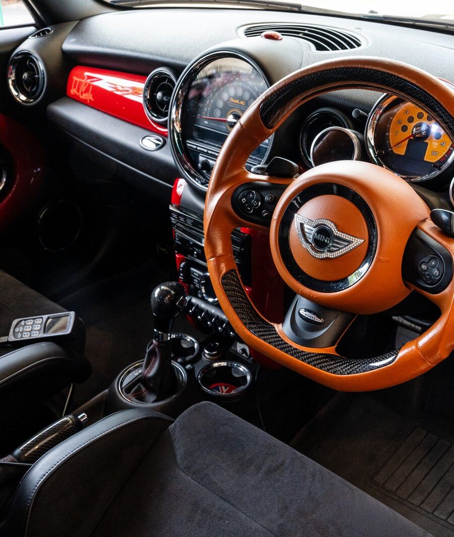 ATELIER NAGOYA のショールームに並ぶMINI